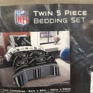 NWT Las Vegas Raiders 4 Pc Twin Bedding Comforter Sheet Pillowcase Set NFL